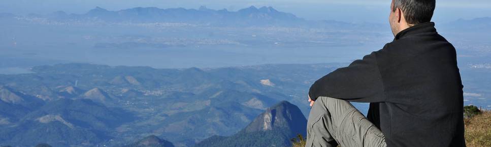 Admirando a vista da Baía da Guanabara do alto do Parque Nacional da Serra dos Órgãos, no Rio de Janeiro